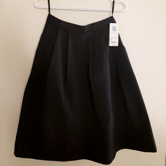Uniqlo pleated navy skirt - Picture 1 of 4